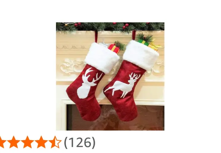 Due calze di Natale rosse con renne bianche, pronte per essere riempite di regali.