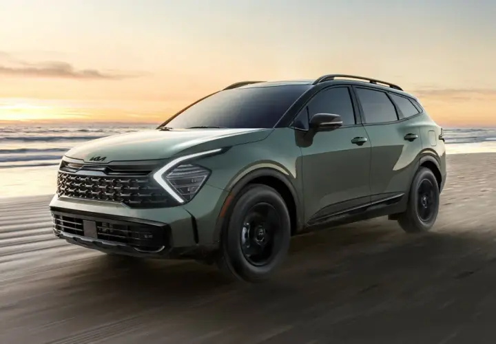 Kia Sportage verde en la playa al atardecer. ¿Buscas información sobre foro Kia Sportage problemas?