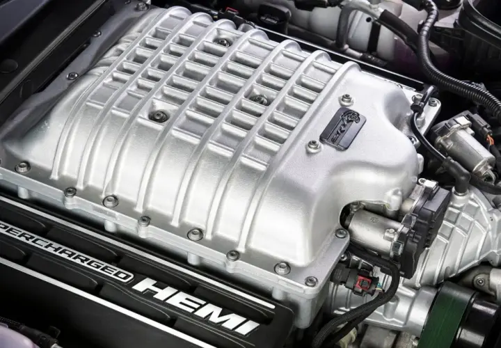 Silnik Hellcat z napisem "SUPERCHARGED HEMI" i emblematem rysia.