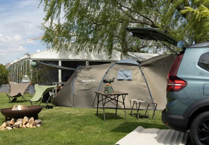 Dacia camper gotowe na przygodę. Namiot, krzesła i ognisko czekają na rozpalenie.