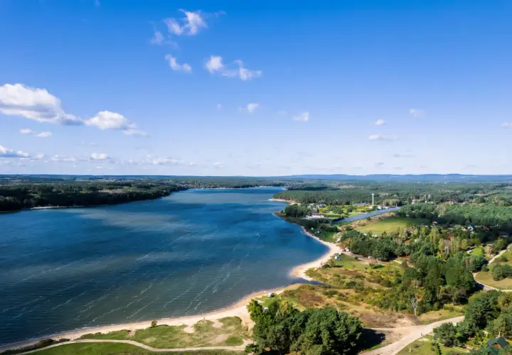 Malownicze jezioro otoczone lasami, z piaszczystą plażą i zabudowaniami. Chańcza atrakcje oferuje dla miłośników natury i wypoczynku.