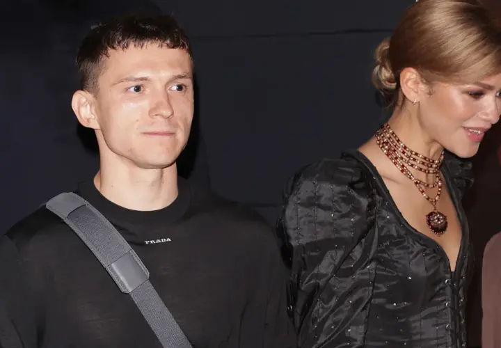 Zendaya i Tom Holland na premierze. Tom w czarnej bluzie Prada, Zendaya w eleganckiej czarnej sukni z naszyjnikiem.