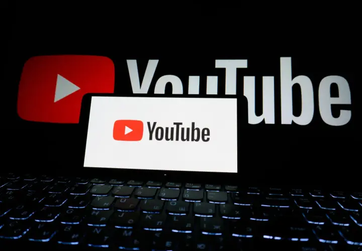 Logo YouTube na ekranie laptopa, podświetlana klawiatura. Zastanawiasz się, ile zarabia youtuber?