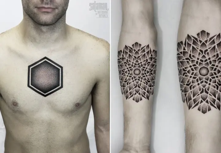 Geometryczny, czarny tatuaż na klatce piersiowej mężczyzny w kształcie heksagonu. Obok, tatuaż na przedramieniu w stylu dotwork, przypominający mandalę. To sztuka vegan tattoo.