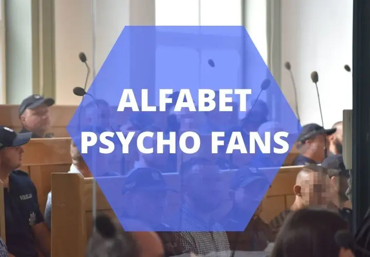 Grupa ludzi w sądzie, zamazane twarze, napis "ALFABET PSYCHO FANS".