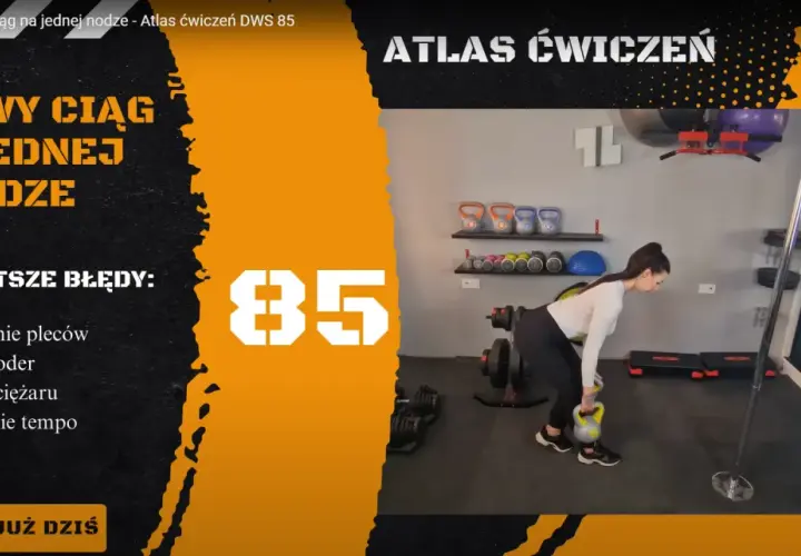 Kobieta wykonuje martwy ciąg na jednej nodze z kettlebell. Na ekranie tytuł ćwiczenia i lista błędów.