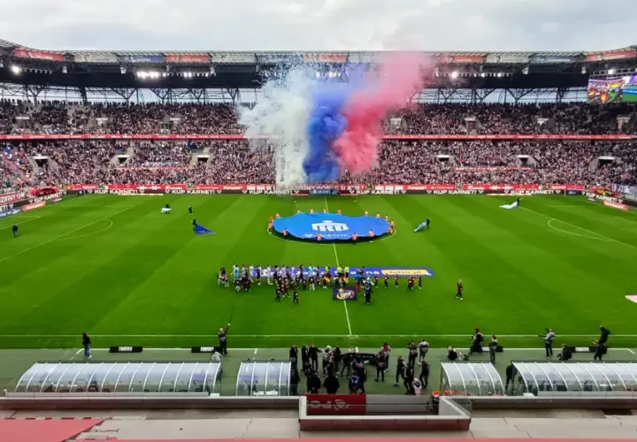 Oprawa meczu Górnik Zabrze – Cracovia: dym w barwach klubowych, zawodnicy na murawie i pełne trybuny.