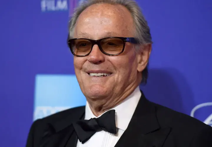 Peter Fonda sorride con occhiali scuri. La sua causa morte è stata un argomento di discussione.