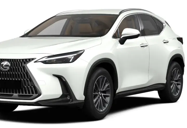 Un blanco Lexus NX 450h listo para tu prueba de manejo. Elegancia y tecnología en un SUV híbrido.