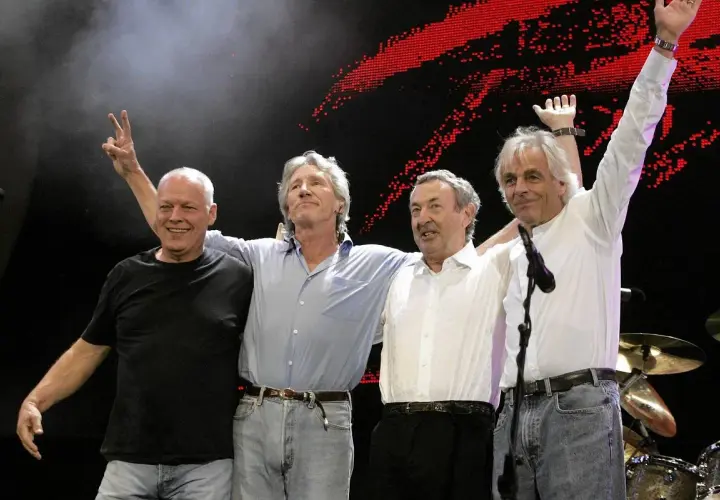Czterech członków Pink Floyd: David Gilmour, Roger Waters, Richard Wright i Nick Mason, świętuje na scenie. Historia zespołu Pink Floyd w składzie.