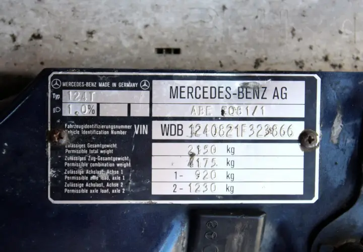 Tabliczka znamionowa Mercedesa z danymi technicznymi. Warto sprawdzić carvertical opinie przed zakupem takiego auta.