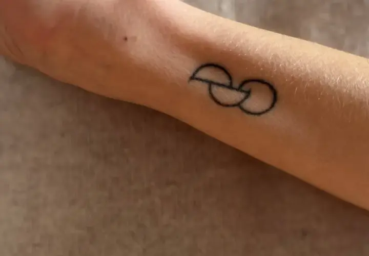 Ein feines Tattoo auf dem Unterarm symbolisiert Hoffnung und Leben. Dieses Organ-Spende-Tattoo ist ein Zeichen der Großzügigkeit.