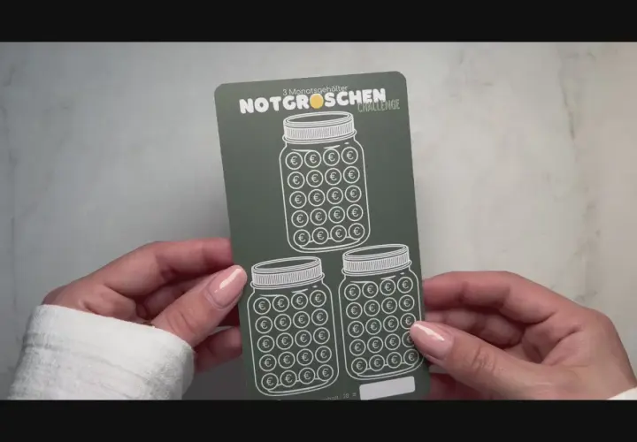 Hände halten eine "Notgroschen Challenge"-Karte mit drei Einmachgläsern, gefüllt mit Euro-Symbolen. Perfekt, um die eigene spar challenge selber machen zu starten!