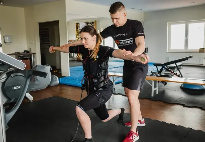Trening EMS co to: Jak elektryczna stymulacja mięśni zmienia fitness