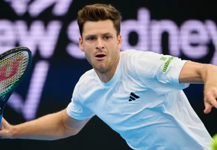 Hubert Hurkacz, tenisista, który w rankingu ATP pnie się coraz wyżej, w akcji na korcie.