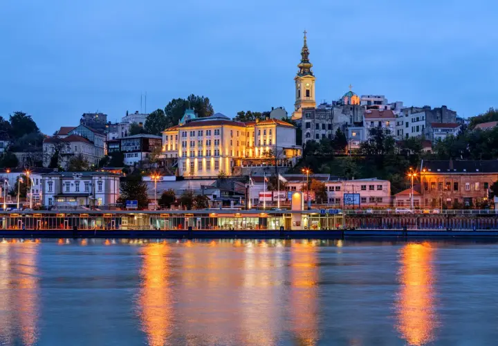 Wieczorny widok na Belgrad, Serbię, z rzeką i oświetlonymi budynkami. Warto zobaczyć w Serbii!