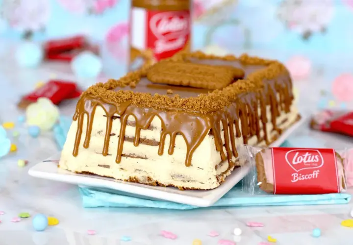 Deliciosa tarta de la abuela con galletas Lotus Biscoff, cubierta de chocolate y caramelo. ¡Un postre irresistible!
