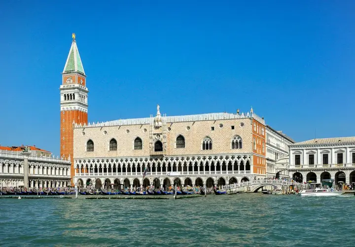 Le Palais des Doges à Venise, avec sa tour emblématique. Une visite du palais est une expérience inoubliable.