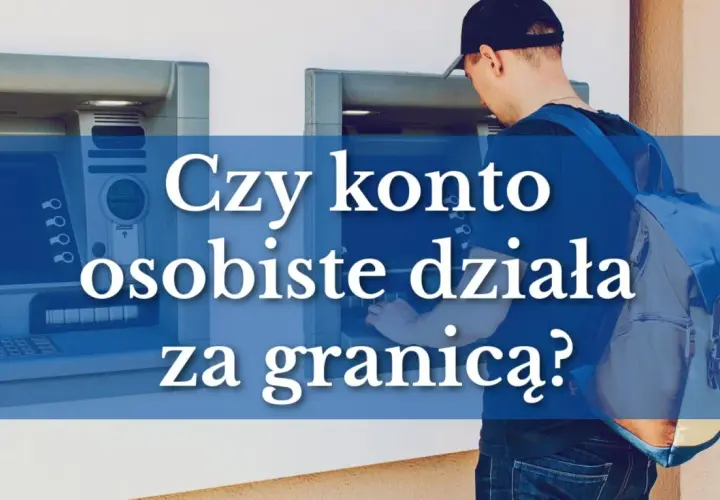 Mężczyzna z plecakiem przy bankomacie. Czy konto osobiste działa za granicą?