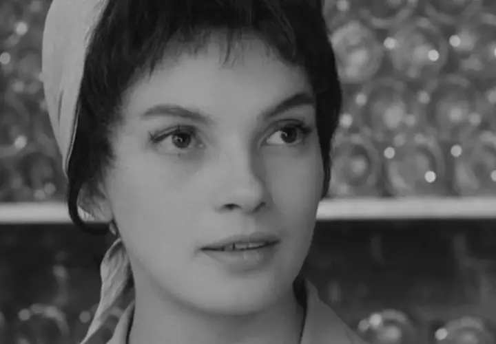 Młoda Ewa Krzyżewska w kadrze z jednego z jej filmów, z charakterystyczną apaszką na głowie.