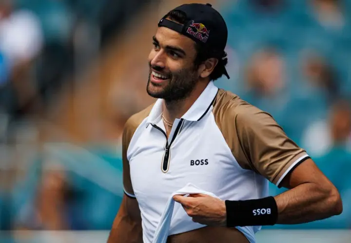 Uśmiechnięty Matteo Berrettini w czapce z daszkiem i koszulce z logo BOSS.