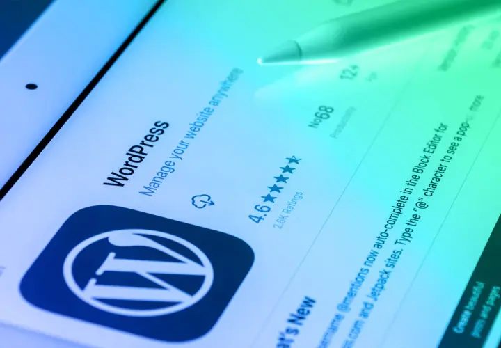 Ekran aplikacji WordPress na tablecie z rysikiem.