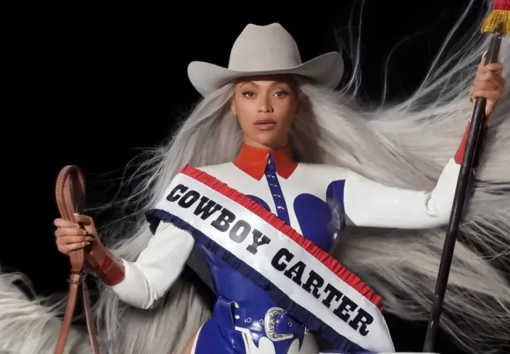 Beyoncé jako Cowboy Carter, gotowa na grammy 2026 nominacje, na białym koniu z długą, siwą grzywą.