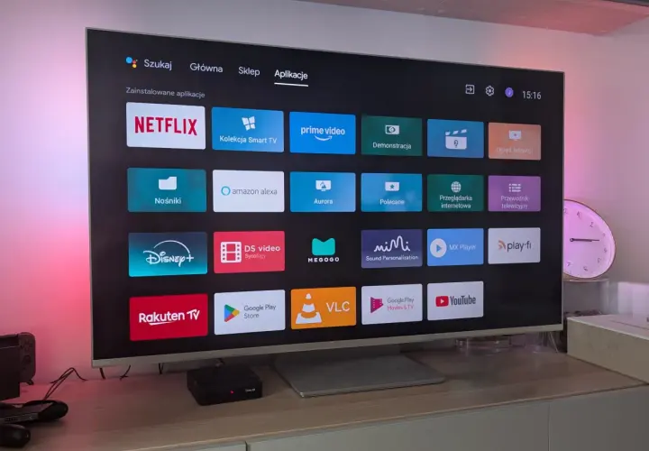 Ekran Tizen TV z ikonami aplikacji: Netflix, Prime Video, Disney+, YouTube i innymi.