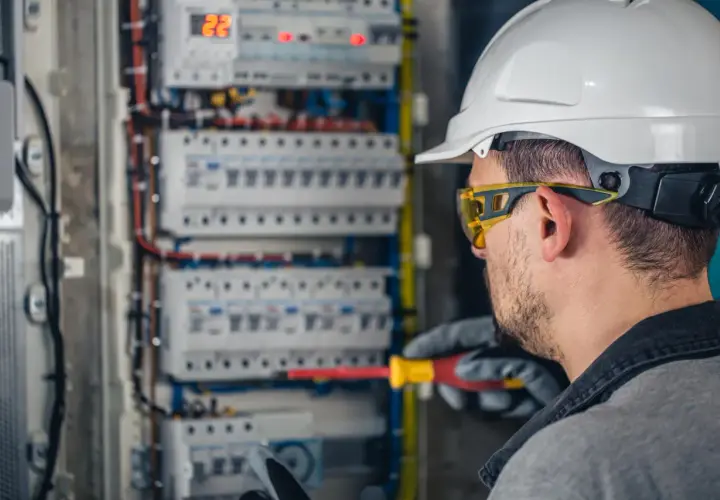 Zarobki elektryka po zawodówce: Od 4800 do 12000 zł brutto?