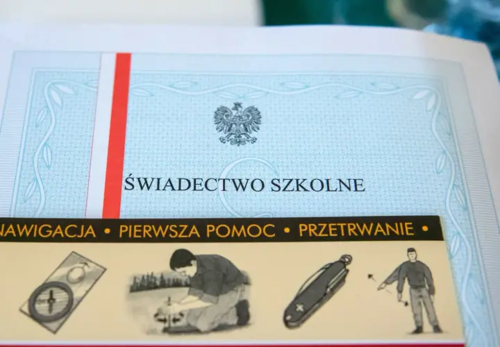 Świadectwo szkolne z godłem Polski i paskiem w barwach narodowych. Poniżej widoczne grafiki: kompas, pomoc, nóż i przetrwanie.