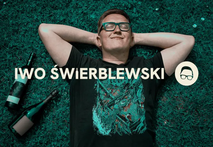 Przyczyny "łez" na ściankach kieliszka mówią o zawartości alkoholu. Mężczyzna leży na trawie obok butelek.