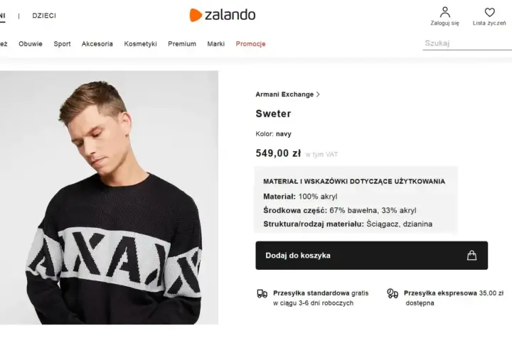 Mężczyzna w granatowym swetrze z białym napisem. Sweter wykonany z akrylu, przypomina syntetyczne włókno wełnopodobne.