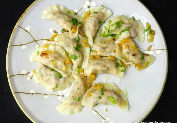 Pyszne pierogi z kaszą gryczaną bez sera, okraszone cebulką i posypane natką pietruszki.