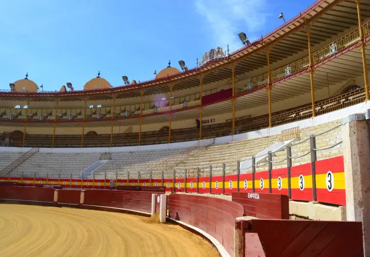 La grada de la plaza de toros, vacía y bajo un cielo azul, espera la emoción.