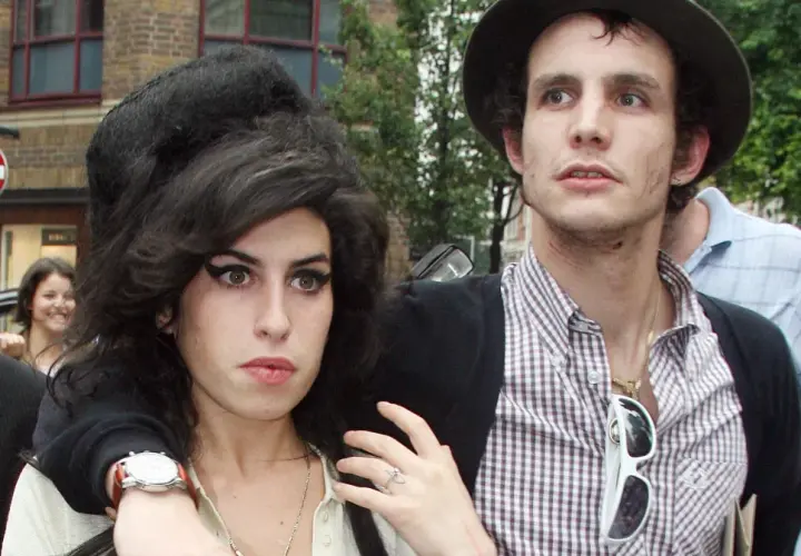 Amy Winehouse z mężem Blake'iem Fielderem-Civilem na ulicy.