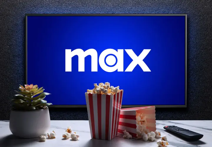 Telewizor z logo Max, popcorn i pilotem.