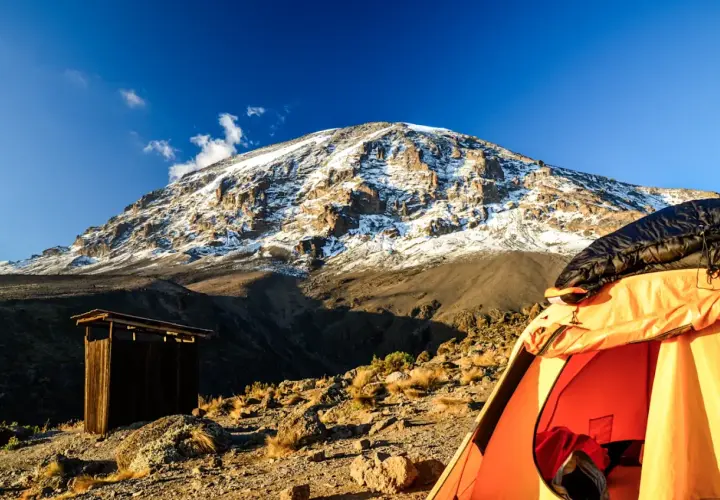 Zelt und Holzhütte am Kilimandscharo. Die beste Reisezeit Tansania ist ideal für dieses Abenteuer.