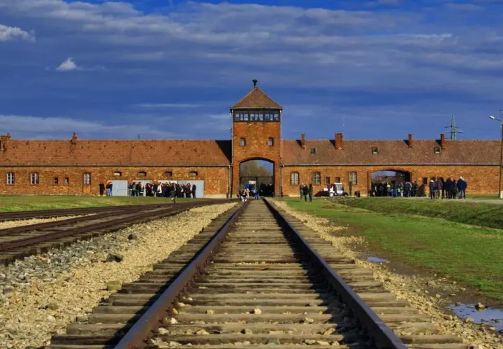 Brama obozowa Auschwitz, tory kolejowe prowadzące do niej. Informacje o auschwitz bilety cennik.