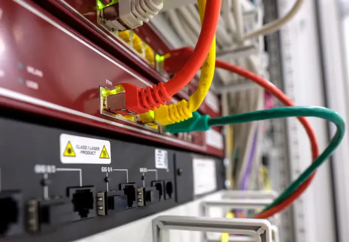 Sieć LAN z kolorowymi kablami. Chcesz wiedzieć, jak sprawdzić, kto jest podłączony do sieci Wi-Fi?
