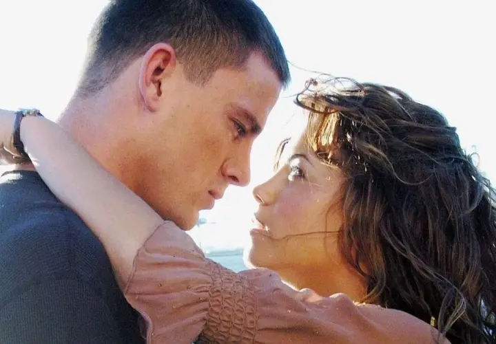 Channing Tatum wzrost. Para w czułym uścisku, patrząca sobie w oczy.