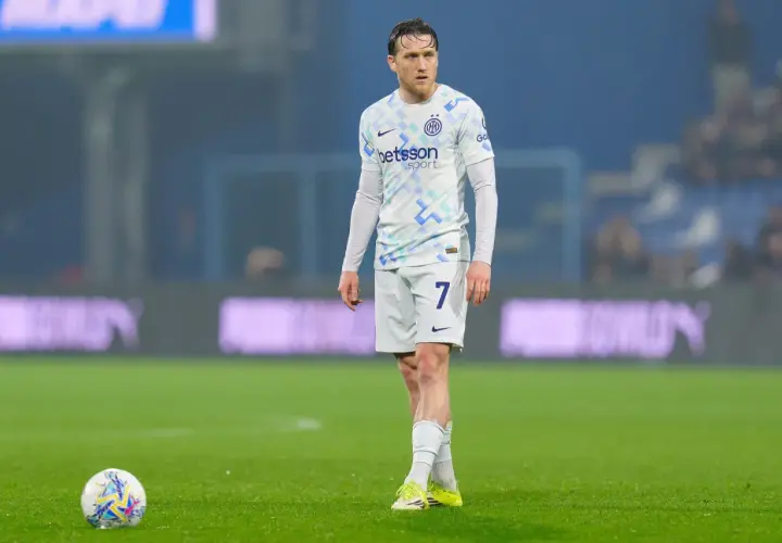 Piłkarz Interu Mediolan z numerem 7 na koszulce, w białym stroju, na tle trybun. Mecz Inter Mediolan – Juventus.