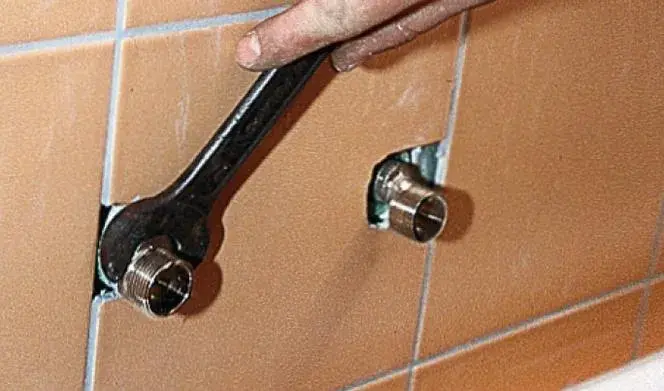Jak zamontować kran w ścianie? Praktyczny poradnik krok po kroku