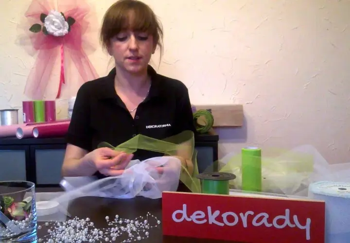 Jak ułożyć tiul na stole? Efektowne dekoracje krok po kroku