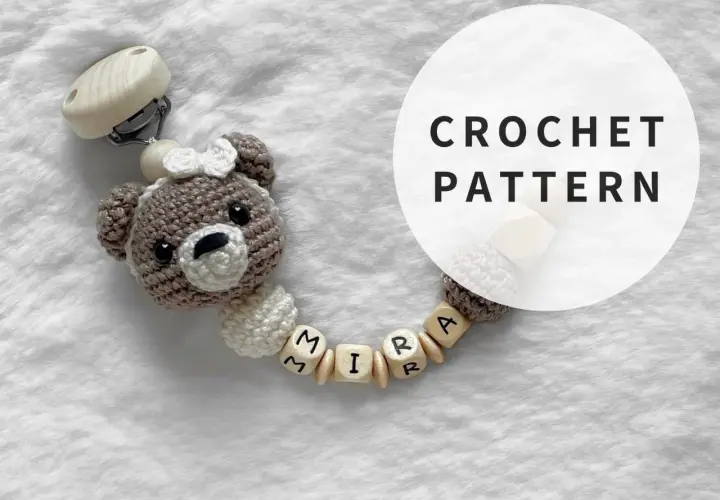 Portaciuccio uncinetto a forma di orsetto con perline personalizzate.