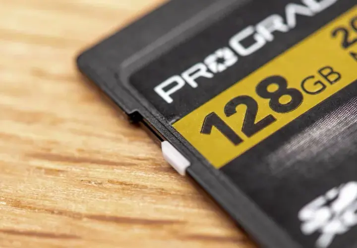 Karta pamięci 128 GB z technologią nand flash, gotowa do przechowywania Twoich wspomnień.