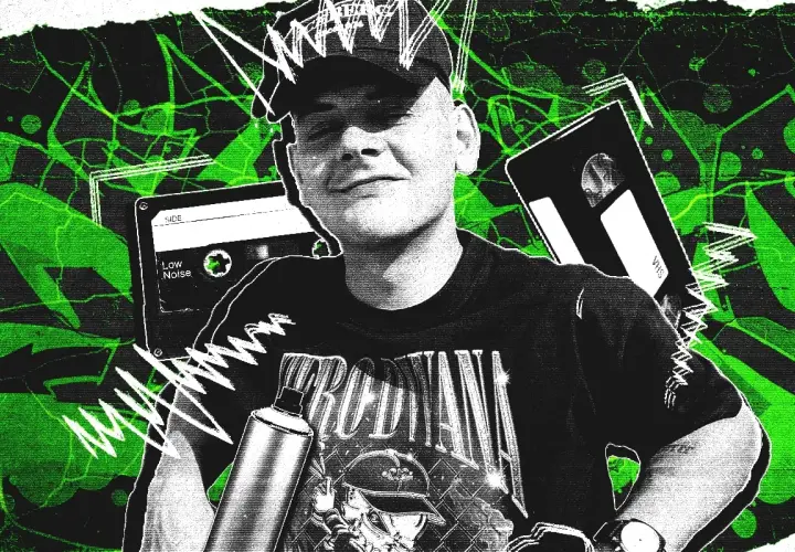 Młody raper z Krakowa, w czapce i z puszką sprayu, na tle kaset VHS i magnetofonowych.