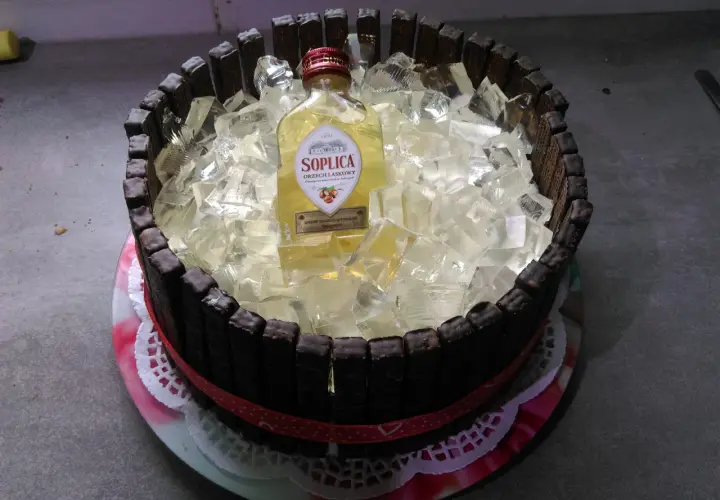 Oto pomysł, jak zrobić tort z butelek alkoholu: czekoladowe paluszki otaczają galaretkę z butelką Soplicy Orzech L răspasowy.
