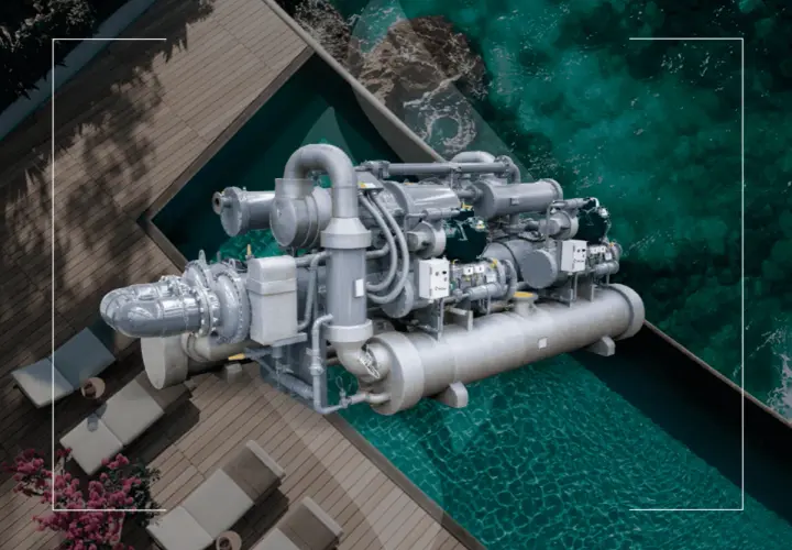 Un potente chiller industrial, con su compleja red de tuberías y compresores, se asoma sobre una piscina de aguas cristalinas, evocando frescura y eficiencia.