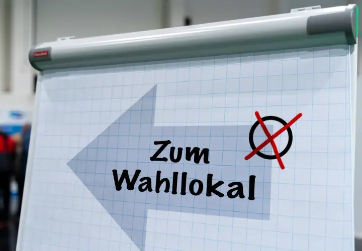 Pfeil zeigt zum Wahl­lokal. Ob zur Land­tags­wahl ab 16 oder 18, jeder kann wählen.