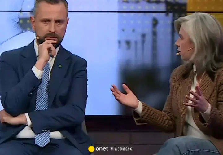 Władysław Kosiniak-Kamysz w garniturze, zamyślony, podczas dyskusji z kobietą. Czyżby to początek romansu?